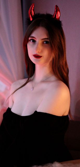 Model - DaniaHall striptease