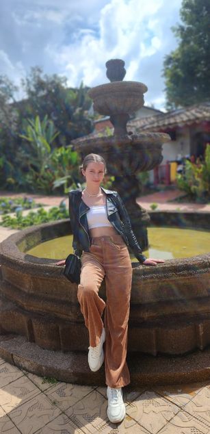 Model - Lara deepthroat