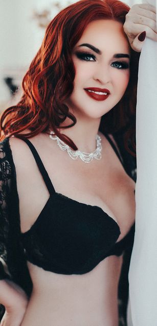 Model - PrettyMilfyxo sexy