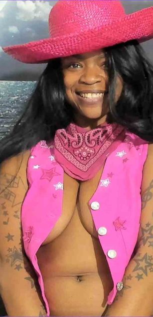 Model - yummybrownfox petite