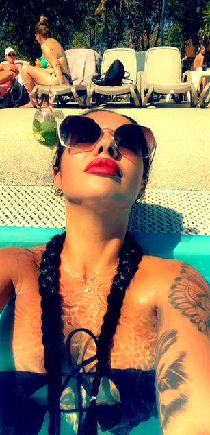 Model - AvahDeluxxe ass