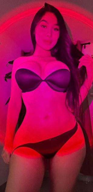 Model - Cloe whitex bigtits