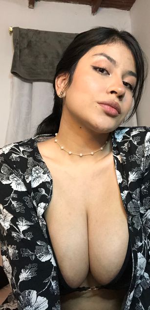 Model - Mia Saenz deepthroat