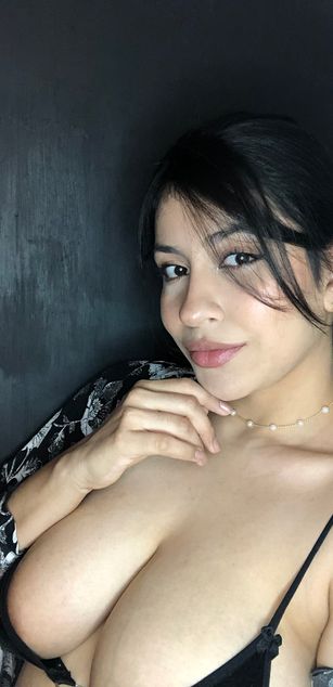 Model - Mia Saenz deepthroat