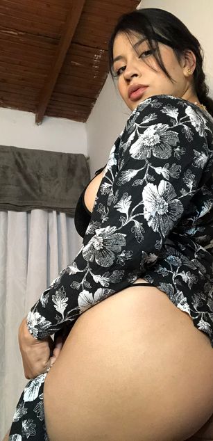 Model - Mia Saenz deepthroat