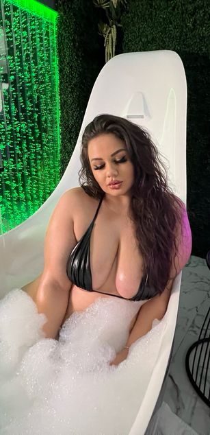 Model - Sascha Blosom curvy