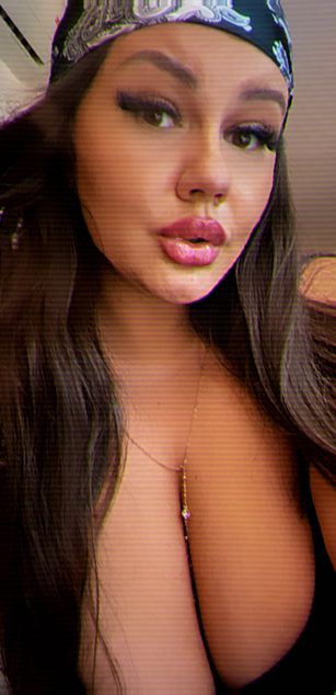 Model - Sascha Blosom curvy