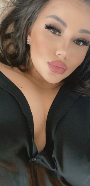 Model - Sascha Blosom curvy