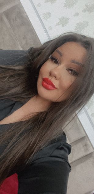 Model - Sascha Blosom curvy