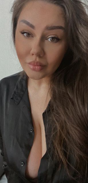 Model - Sascha Blosom curvy