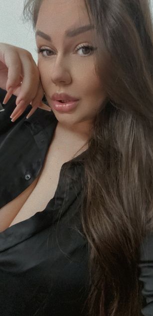 Model - Sascha Blosom curvy