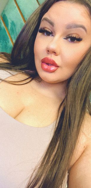 Model - Sascha Blosom curvy