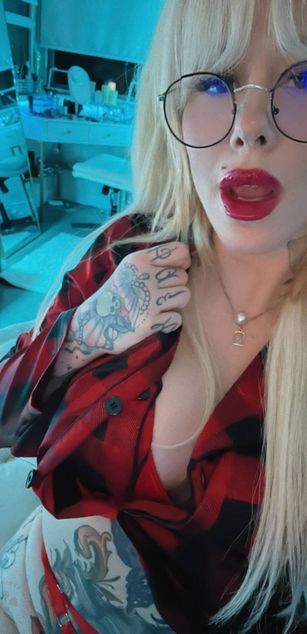 Model - Brooklyn Klein curvy