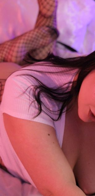 Model - Amina Lush curvy