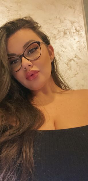 Model - Sascha Blosom curvy