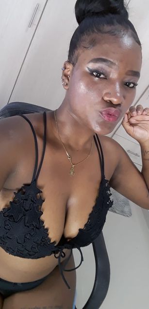 Model - LeslyLuu girl