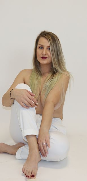 Model - MayaTrainor deepthroat