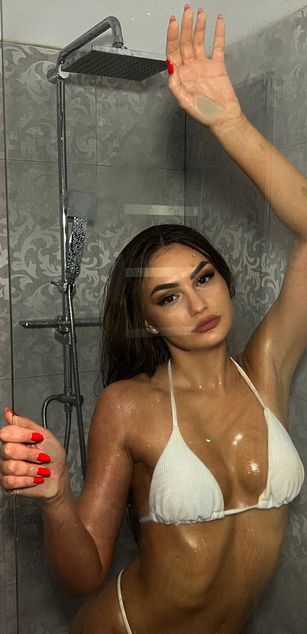 Model - LizzieGrey striptease