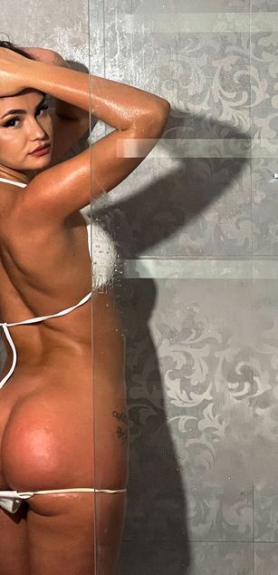 Model - LizzieGrey striptease