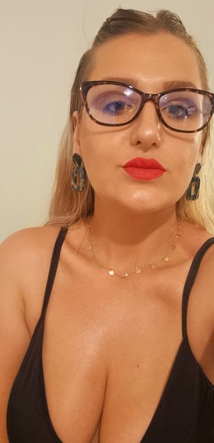 Model - MayaTrainor deepthroat