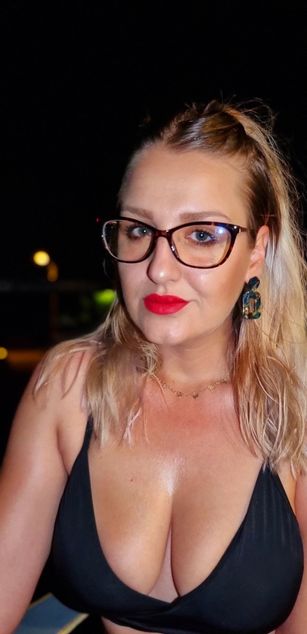 Model - MayaTrainor deepthroat