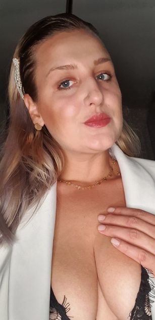 Model - MayaTrainor deepthroat