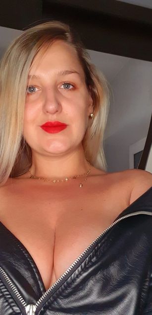 Model - MayaTrainor deepthroat