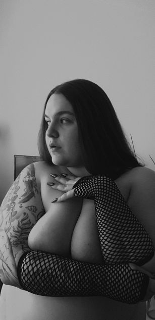 Model - Tina bigtits