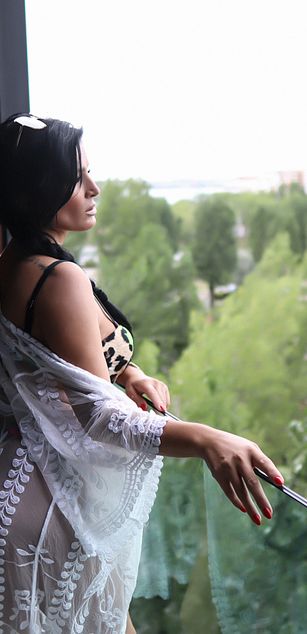 Model - Nicolle Reyn bigtits