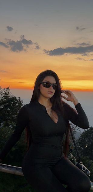 Model - Hally Thoms bigtits