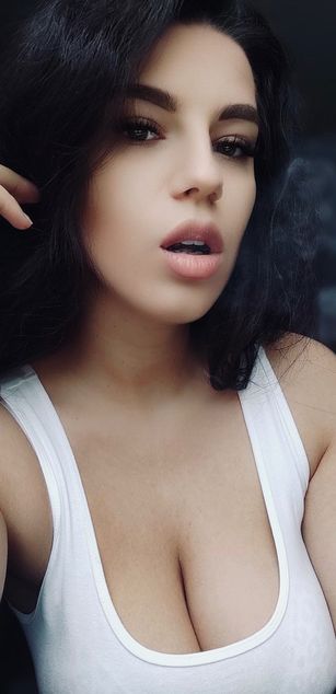 Model - NadiraNoor bigboobs