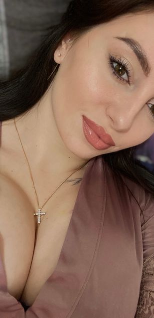 Model - Feral berry ass