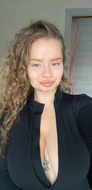 Model - VikiGlem deepthroat