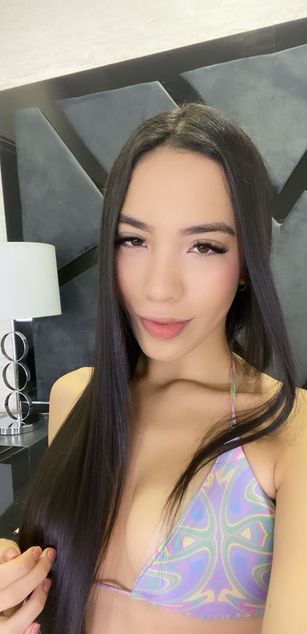 Model - KylieWhite deepthroat