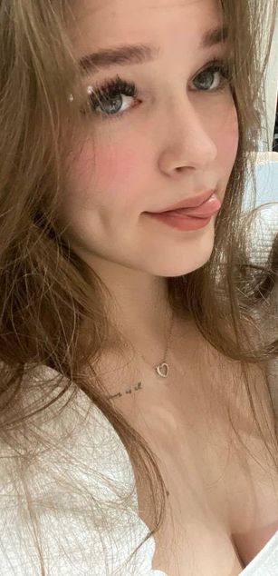 Model - Molan striptease