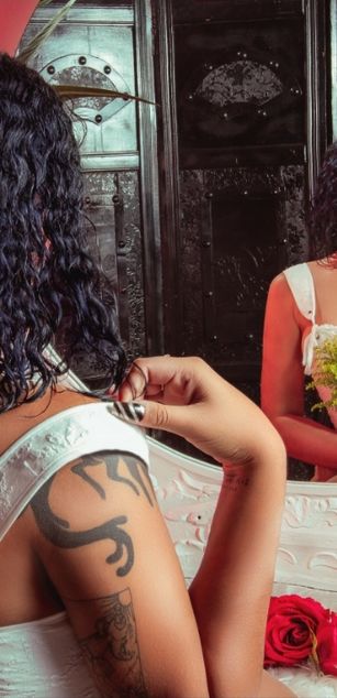 Model - Francys Tiamo pantyhose