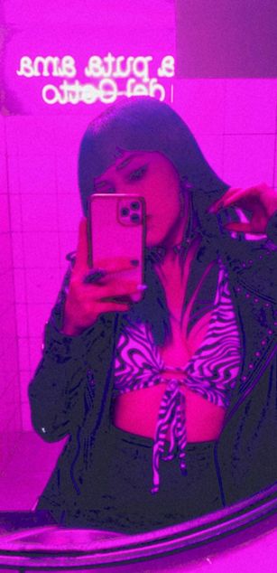 Model - LaurenPadock dildo