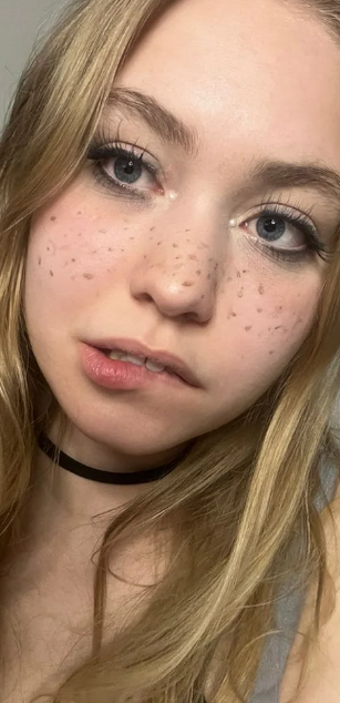 Model - AnyAmaazzy blowjob