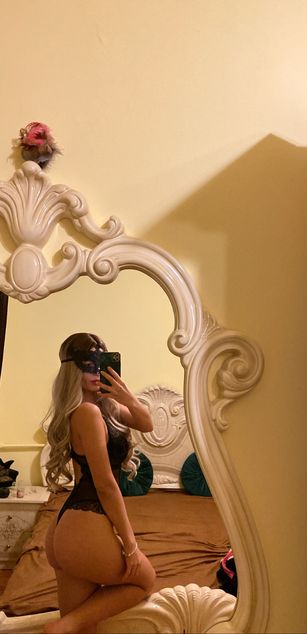 Model - The Therapist streaptease