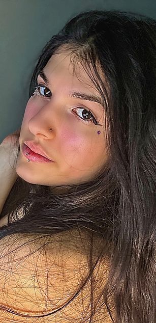 Model - LucyPurple sexy