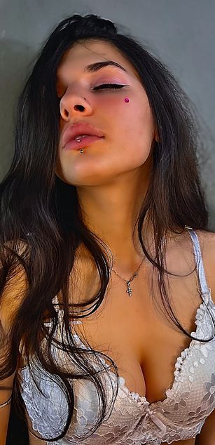 Model - LucyPurple sexy