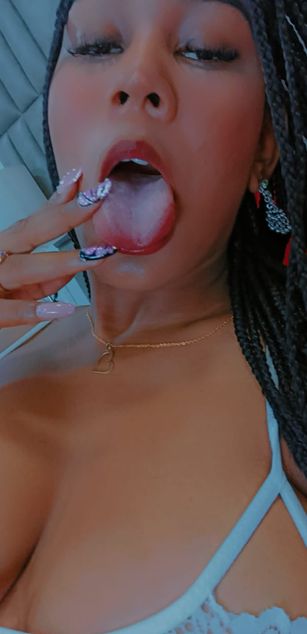 Model - AlisonJames deepthroat