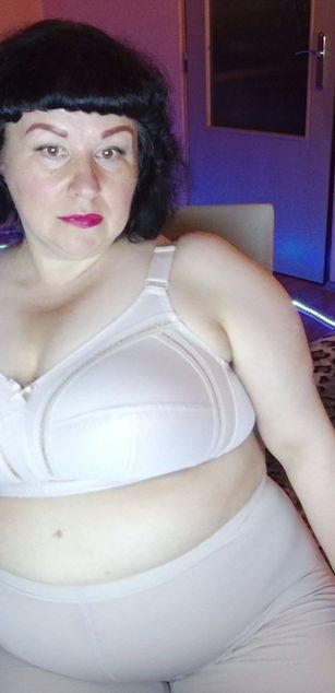 Model - ErinSmart curvy