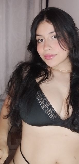 Model - Mia Saenz deepthroat