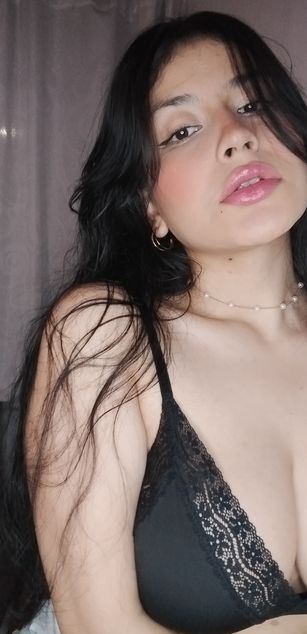 Model - Mia Saenz deepthroat