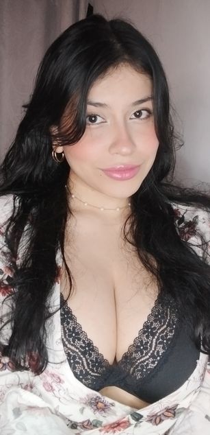 Model - Mia Saenz deepthroat