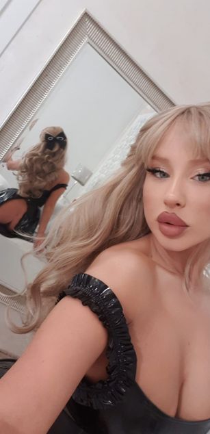 Model - AlmaGrace dildo