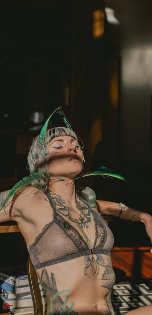 Model - Cleo Kali hairy