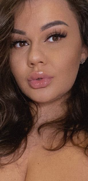 Model - Sascha Blosom curvy