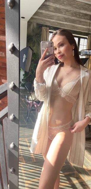 Model - Alma deepthroat